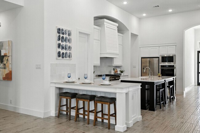 Building Photo - 220 Corazon