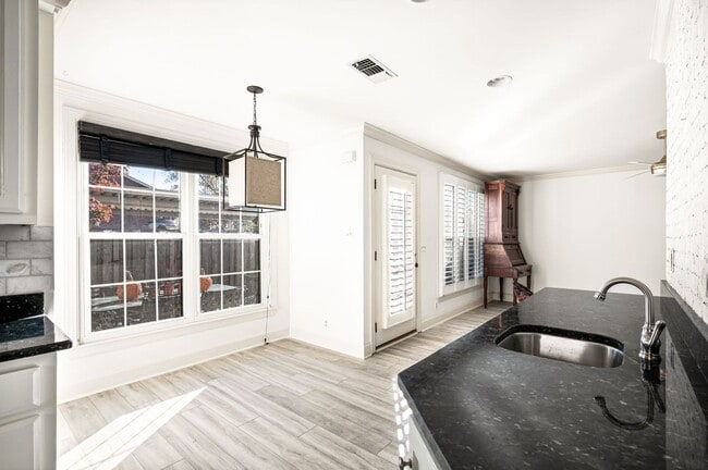 Building Photo - Awesome 4BR/3BA end-unit townhouse in the desirable River Plantation neighborhood!