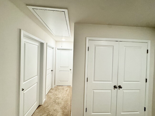 Building Photo - Seneca townhome - Price Just Reduced!