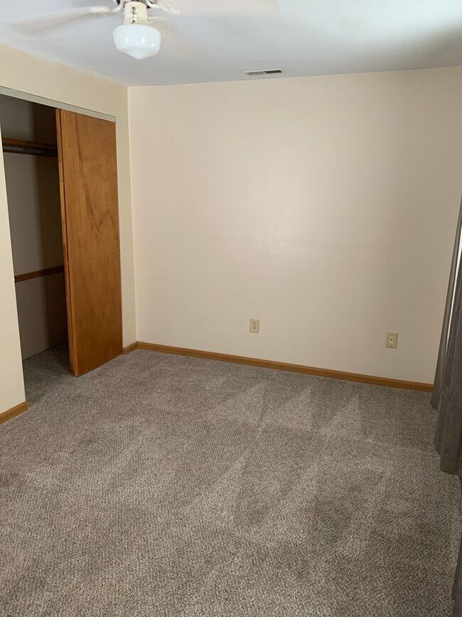 Building Photo - 3 bedroom, 2 bath house