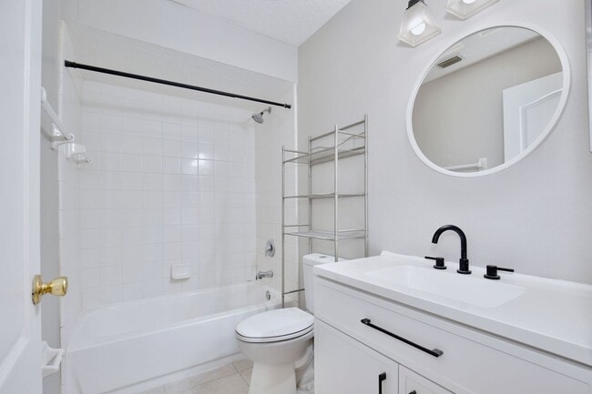 Building Photo - Spacious 3/2 with 2-Car Garage Home in Louisa Pointe Community - Clermont!