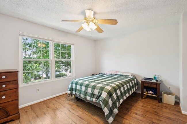 Building Photo - Set in the charming Hunters Square communi...