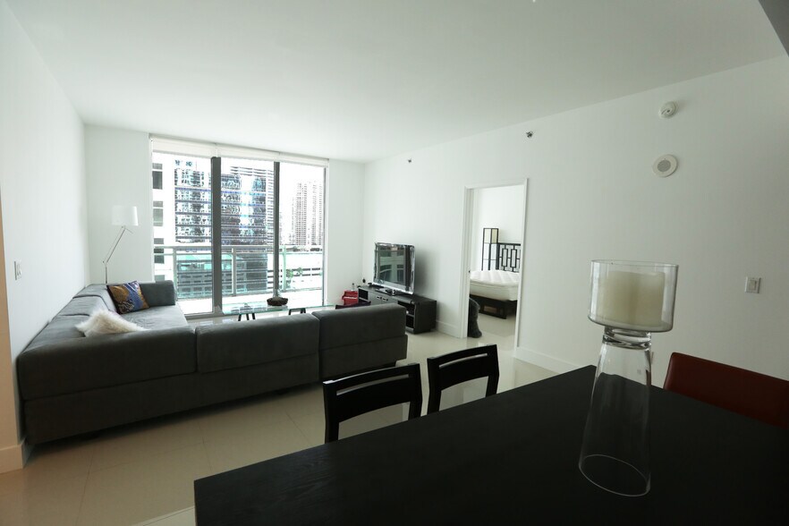 Building Photo - 950 Brickell Bay Dr