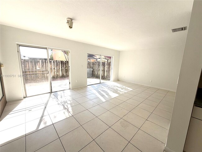 Building Photo - 13922 SW 102nd Ln