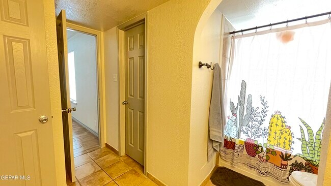 Building Photo - 10721 Pleasant Hills Dr