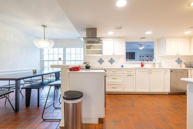 Building Photo - 6106 Cherrylawn Cir