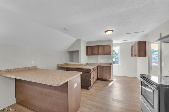 Building Photo - 3187 W 44th St