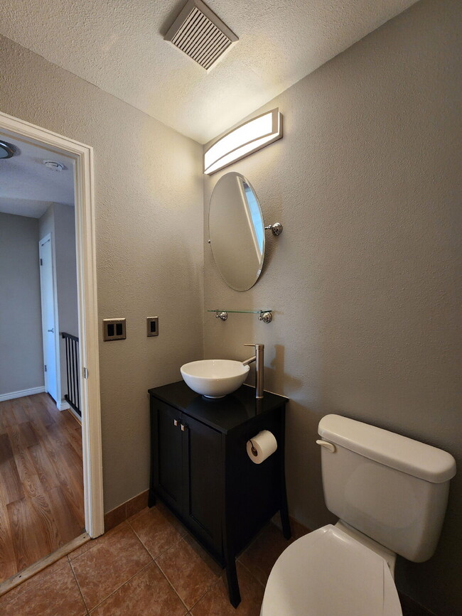 Building Photo - Beautiful 3 Bedroom Home In Great Neighborhood!