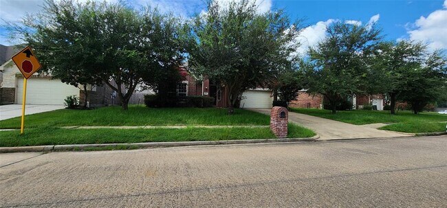 Building Photo - 16303 Lakewood Field Dr