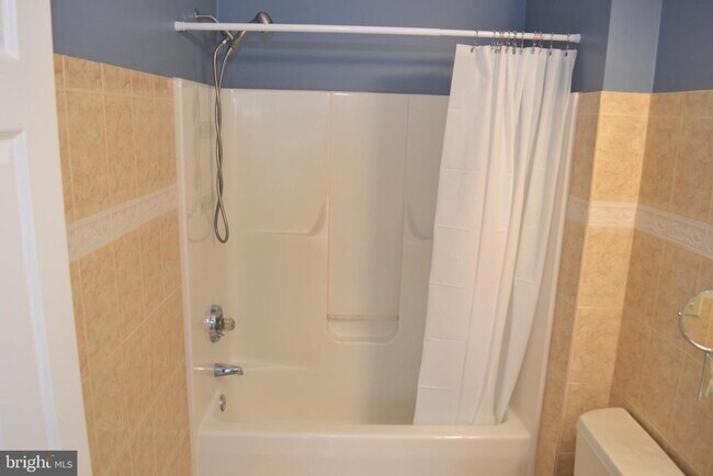 Building Photo - 8202 Blue Heron Dr