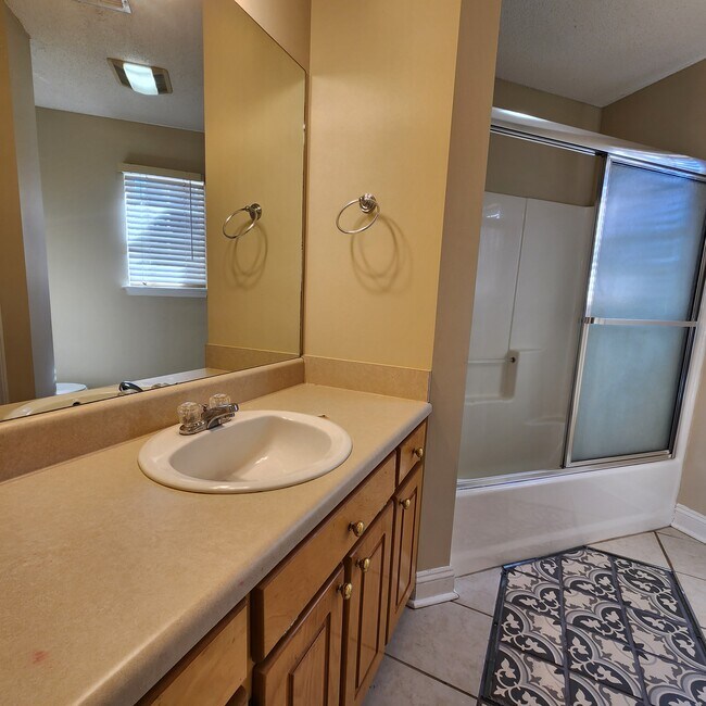 Building Photo - 3631 Club Dr