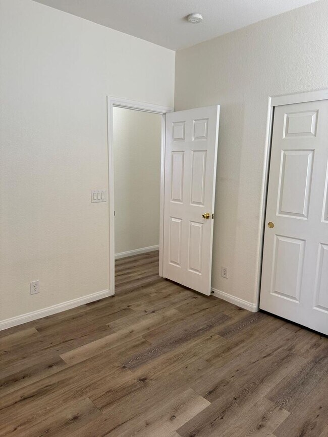 Building Photo - Move-In Ready Opportunity