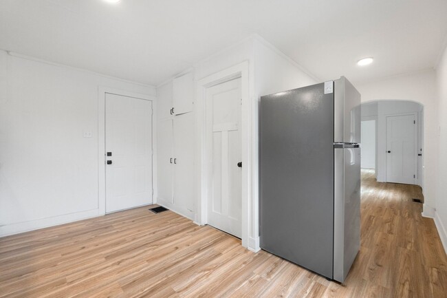 Building Photo - New Listing! 2 bed 1 bath
