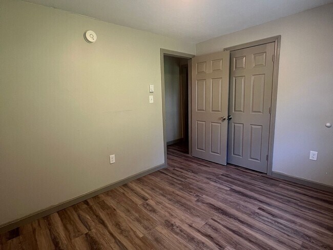 Building Photo - 72 Oak St