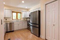 Building Photo - Beautiful home with amazing view