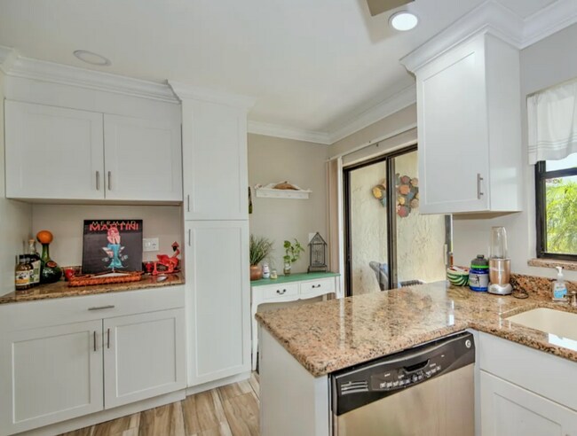 Building Photo - 4803 SW Santa Barbara Ct