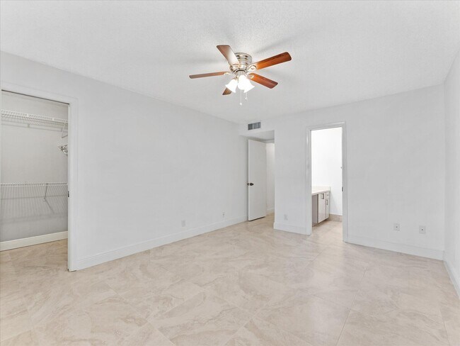 Building Photo - 1821 NE 40th Ct