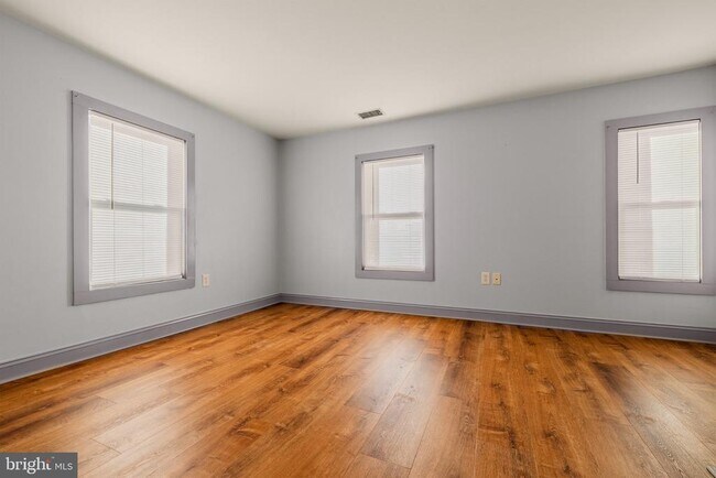 Building Photo - 108 Vine St