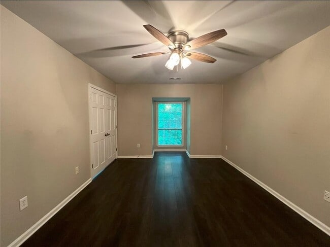 Building Photo - 3312 Pine Heights Dr NE