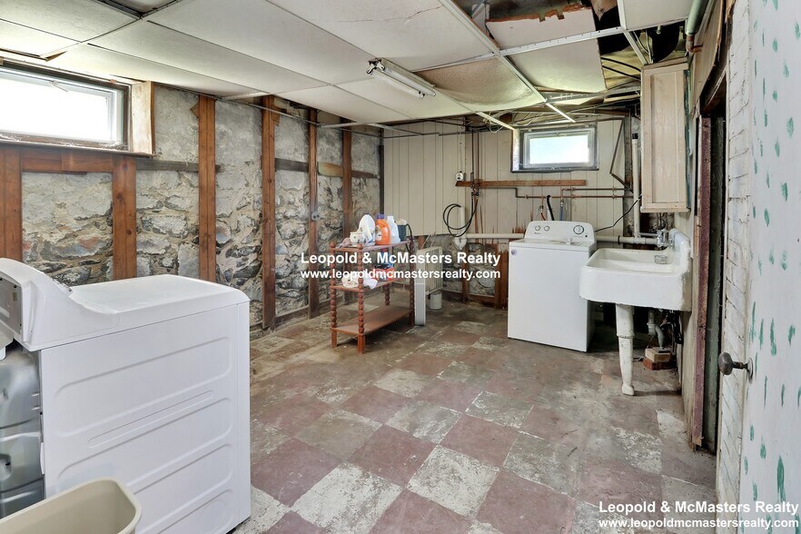 Building Photo - 288 Pleasant St