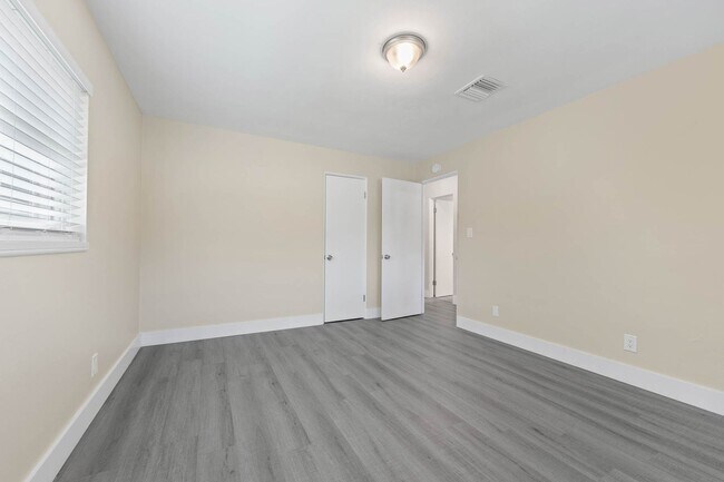 Building Photo - Mid-Century  3 bed/ 2 bath rental home with a huge bonus room