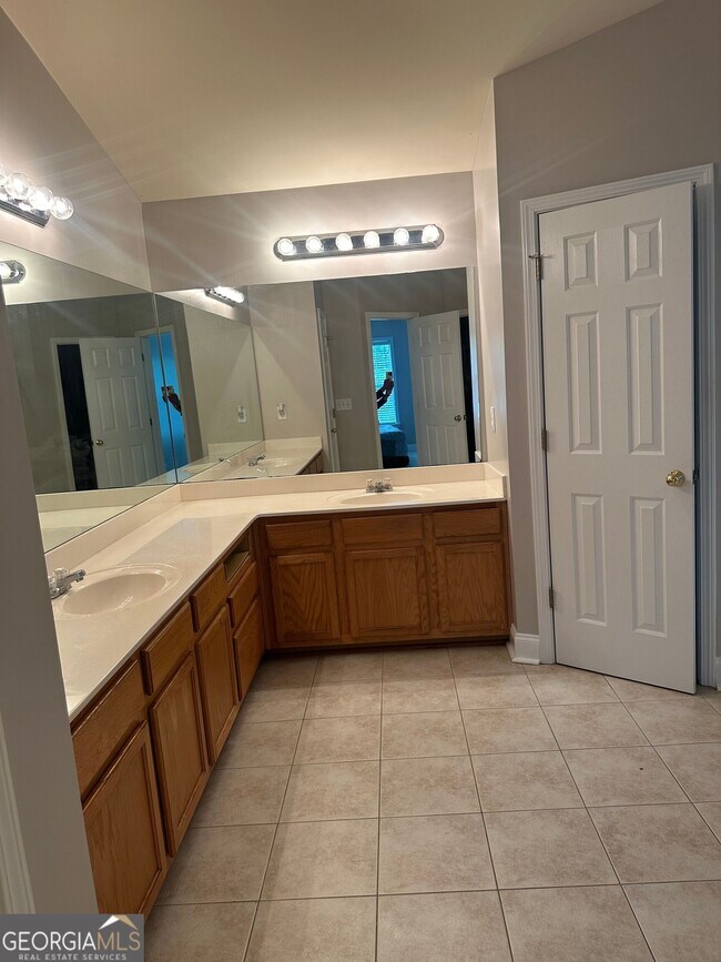 Building Photo - 711 Pine Grove Cir