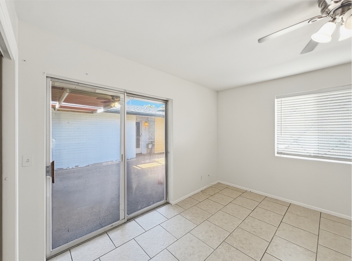 Building Photo - 2715 E Glenrosa Ave