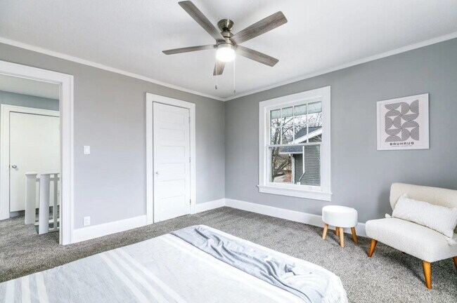 Building Photo - 3 bedroom / 2 bathroom home with Fenced Backyard For Rent on the Popular Kingman Blvd!