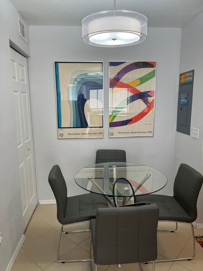 Building Photo - Annual Turnkey Ground floor Furnished Condo in downtown Sarasota