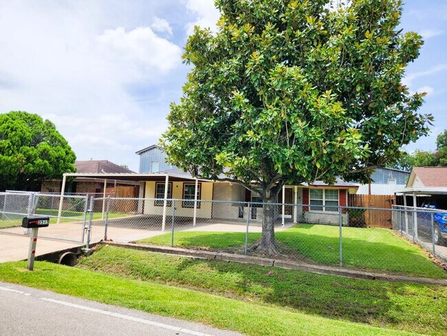 Building Photo - 3515 Castledale Dr