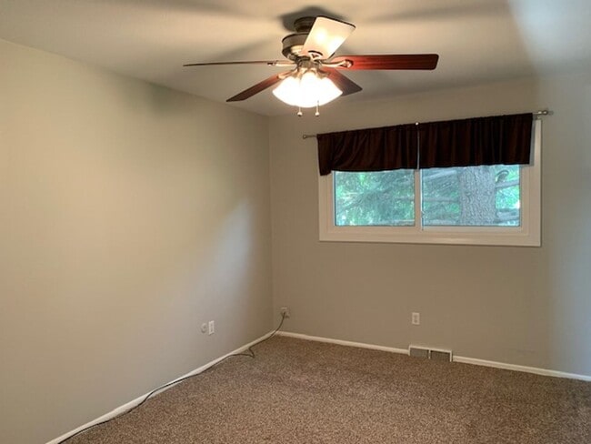 Building Photo - Beautiful 4 Bedroom Quad Level Located in Buffalo Ridge!!!!