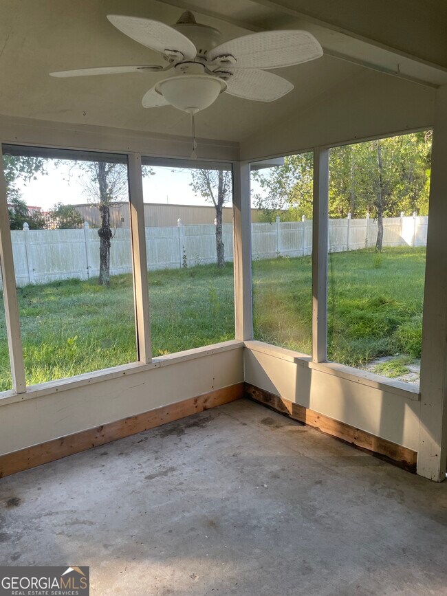 Building Photo - 208 Royal Palms Ave