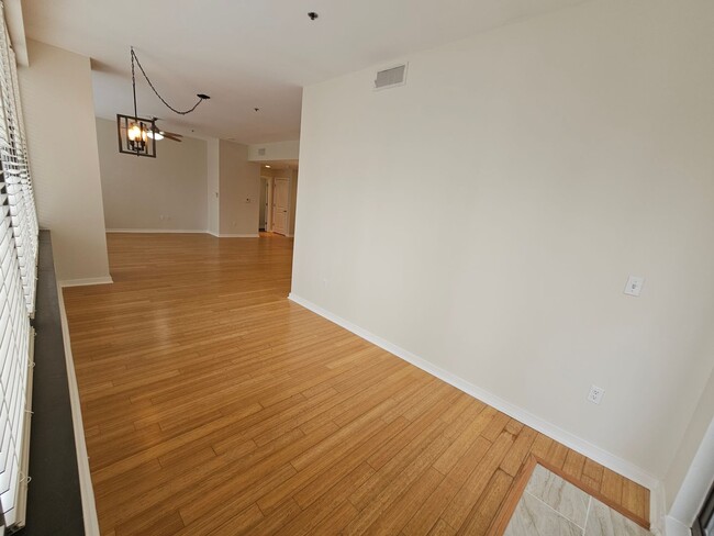 Building Photo - Downtown condo with roof top pool & concie...
