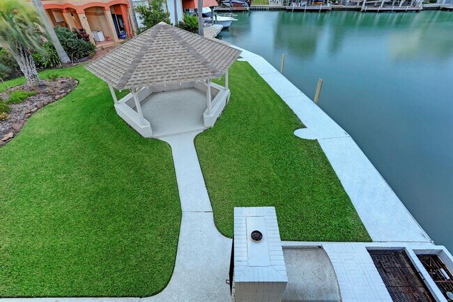 Building Photo - 1239 Hawaii Dr