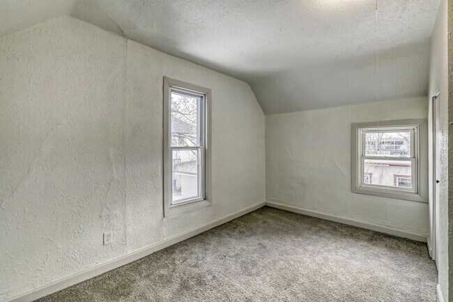 Building Photo - 610 Fairview Ave N