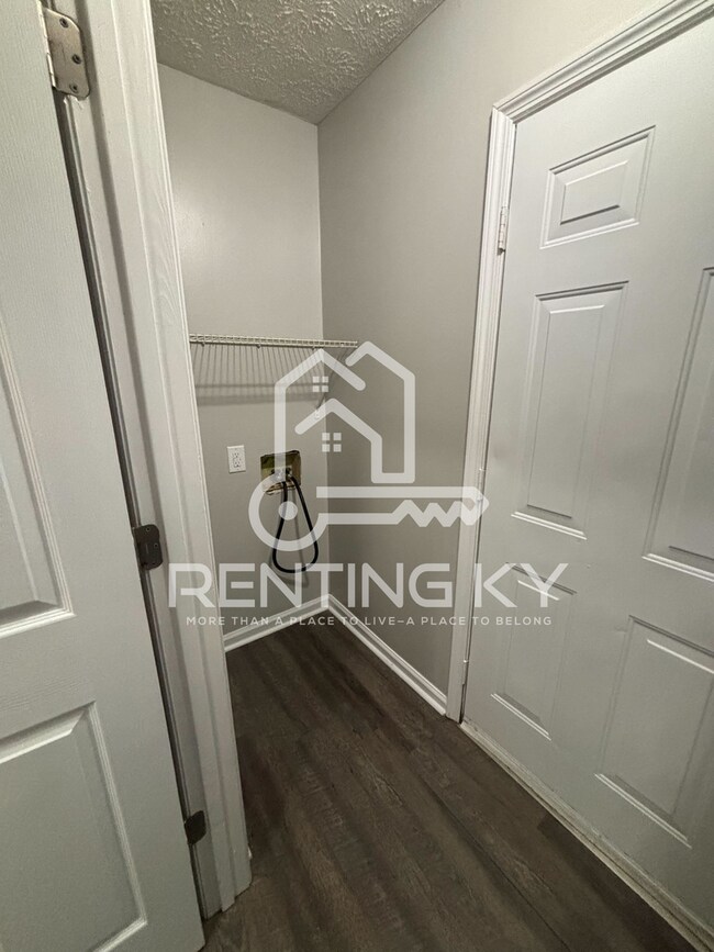 Building Photo - Newly Renovated 3-Bed, 2-Bath Stand-alone House!