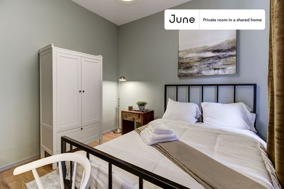 Building Photo - Private bedroom in 4 bed/1 bath Home