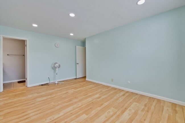 Building Photo - Beautiful 4 Bed 2.5 Bath Town Home in Fremont Northgate Area !