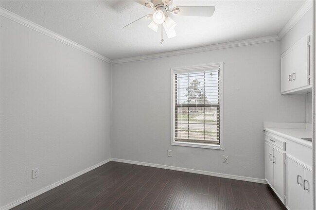 Building Photo - 2800 Lake Rd