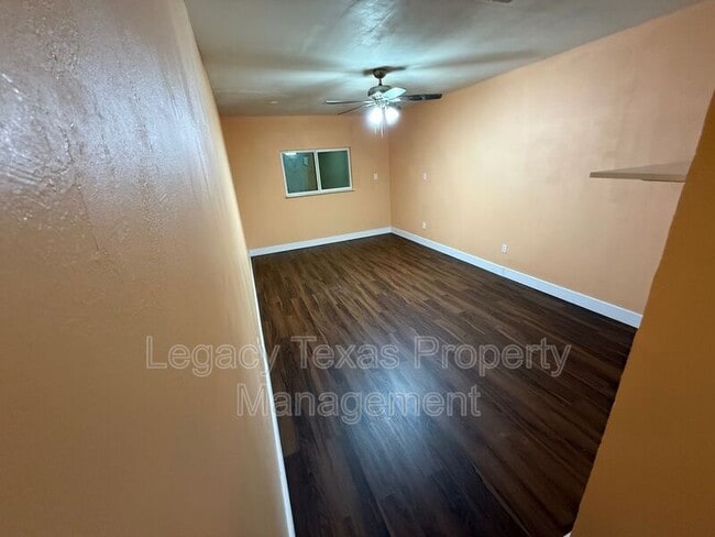 Building Photo - 107 Hilltop Dr