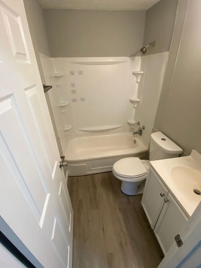 Building Photo - Cute 3 Bedroom 1 Bathroom