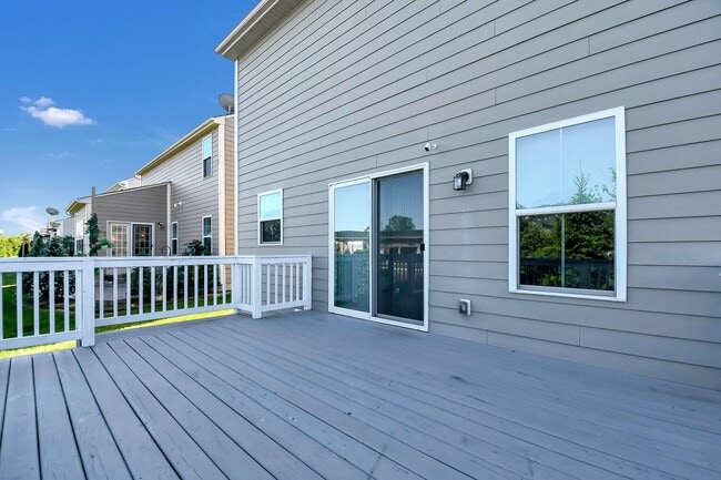 Building Photo - Spacious 3 Bedroom Home with Loft, Elegant...