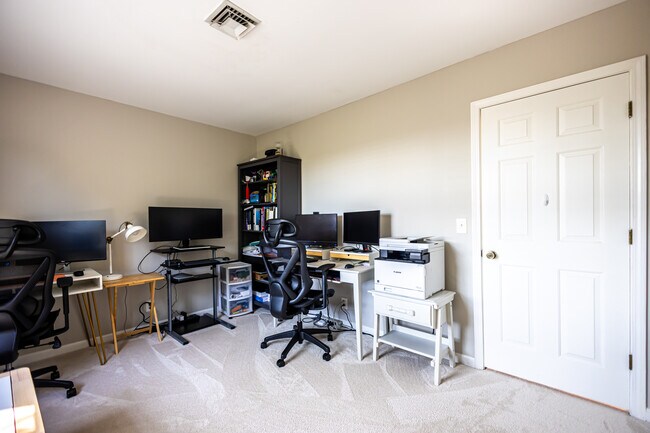 Building Photo - 1620 Clearview Dr
