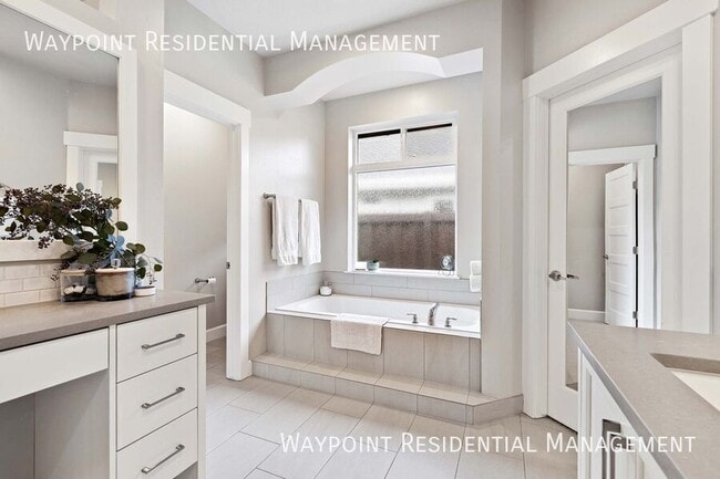 Building Photo - 1220 W Legarreta Dr