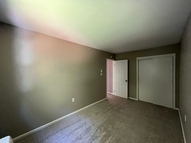 Building Photo - 2832 Rhonda Ln