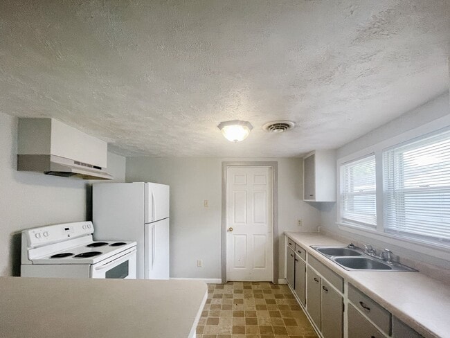 Building Photo - Washer/Dryer Hook-Ups