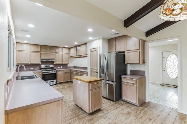 Building Photo - 2203 Farnswood Cir