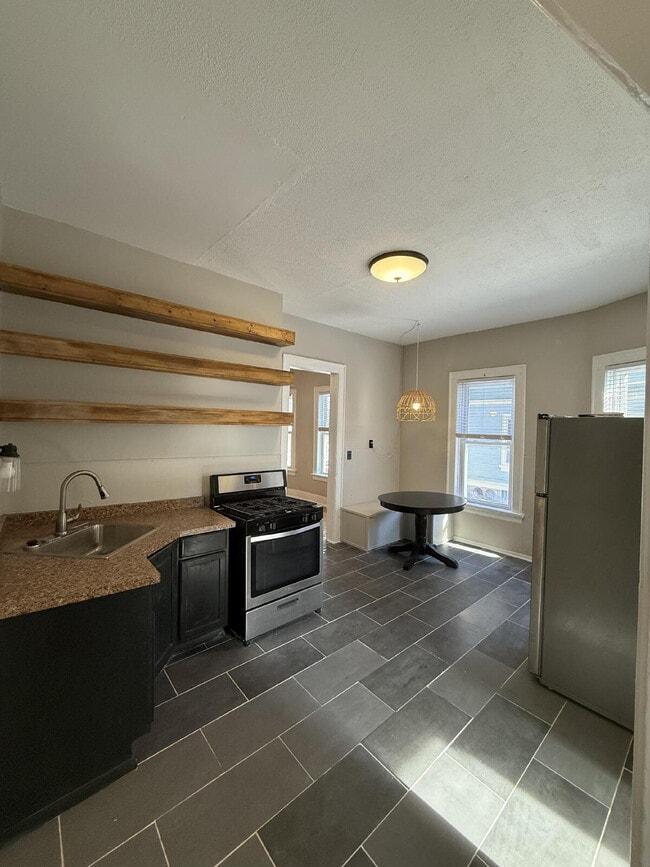 Building Photo - 133 E Lloyd St