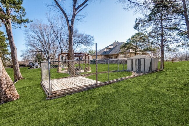 Building Photo - 529 Chippendale Dr