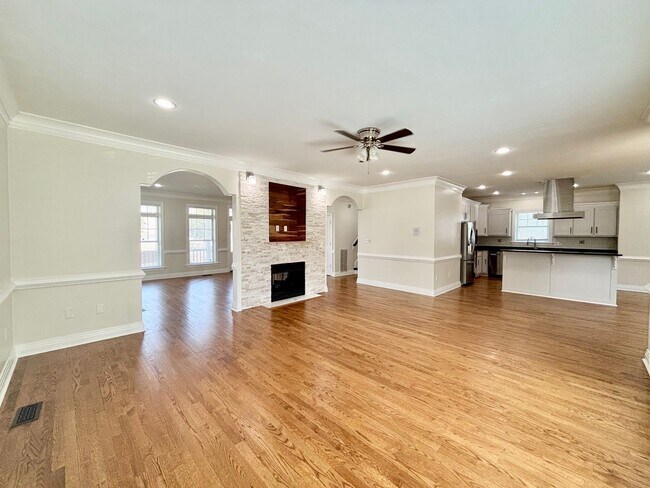 Building Photo - Gorgeous Beach View Home